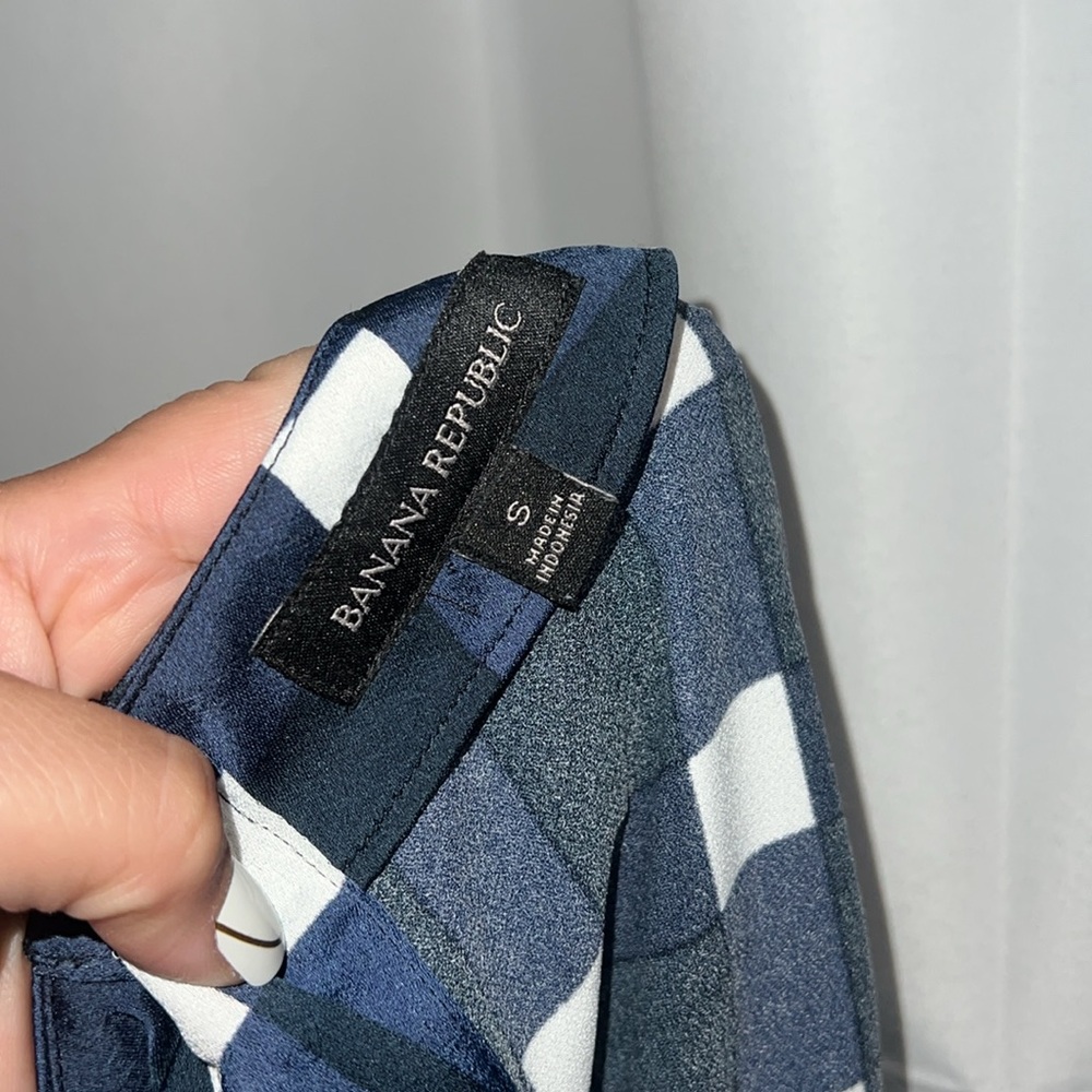 BANANA REPUBLIC GINGHAM VENTED TIE-CUFF TOP - Picture 5 of 6